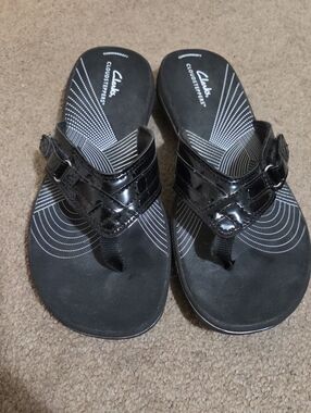 Clarks Sea Breeze Black Patent Thong Sandals with Buckle Detail
